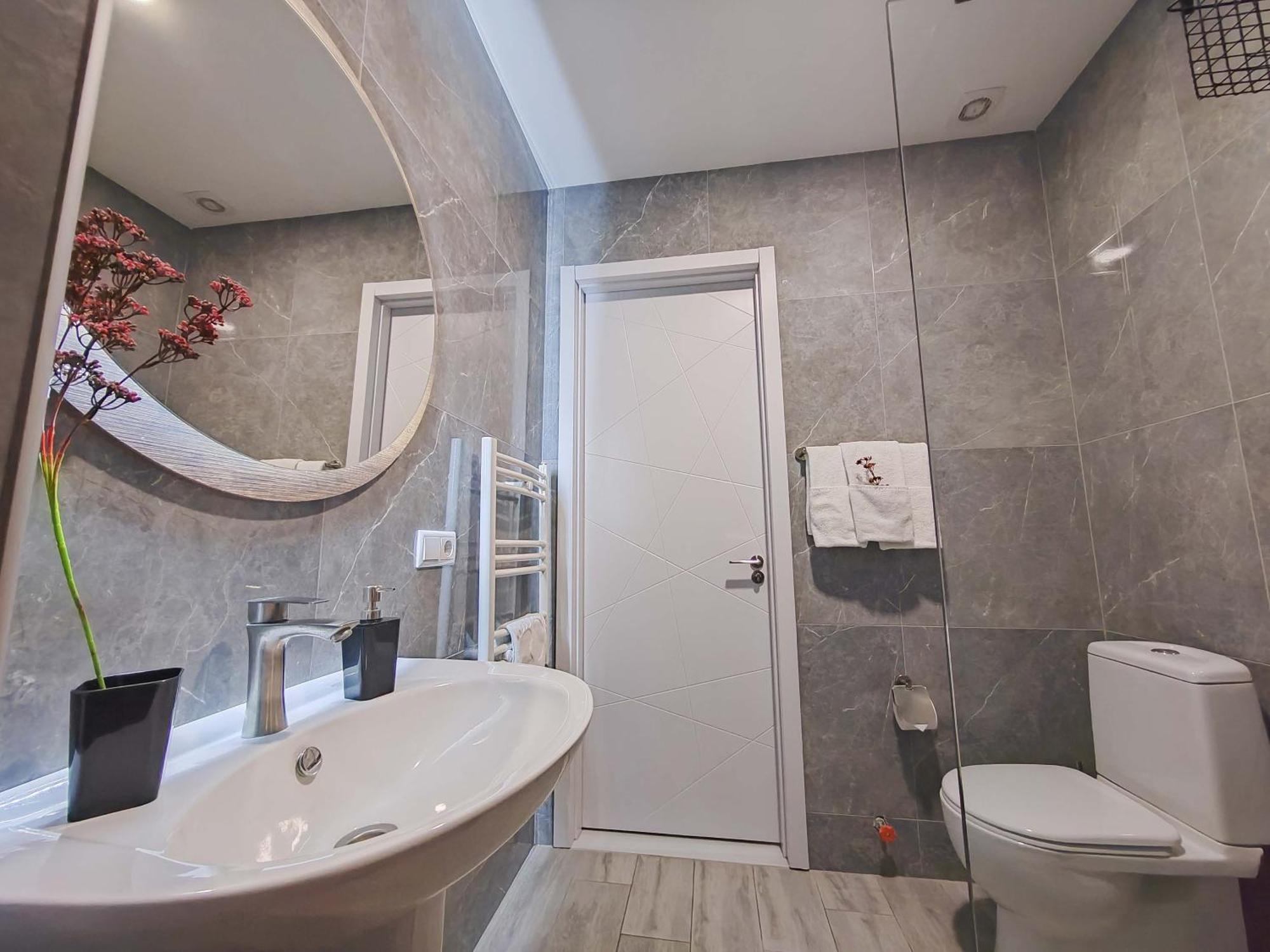 Round Garden Hotel Tbilisi Ngoại thất bức ảnh